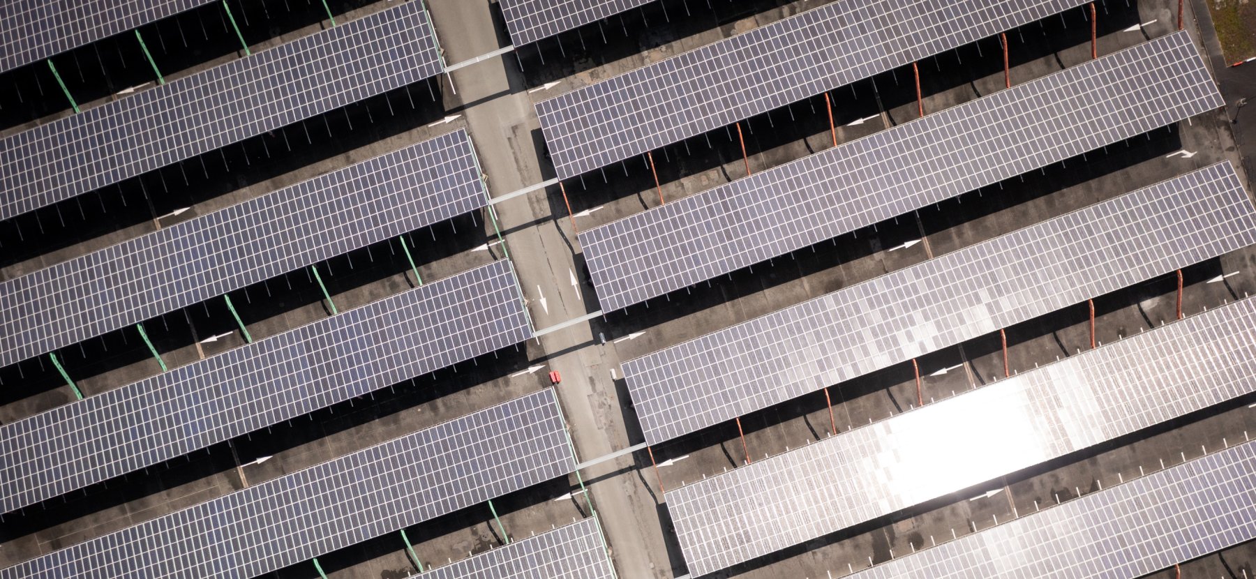 Vue aérienne de panneaux photovoltaïques