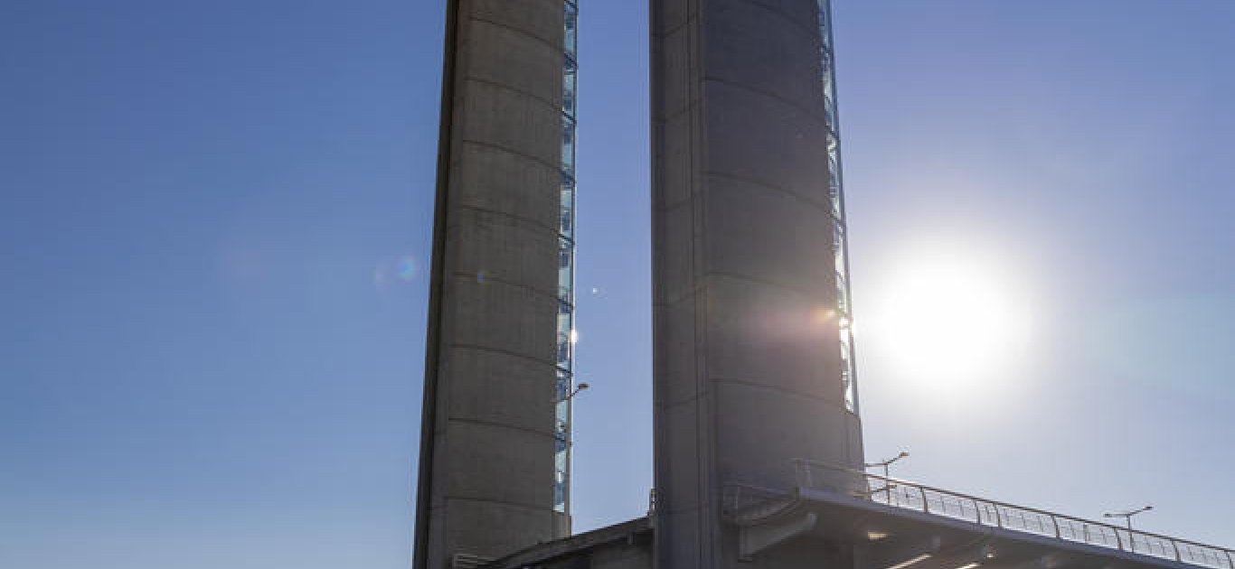 Vue en contre-plongée sur la travée centrale du pont Chaban Delmas pendant une levée