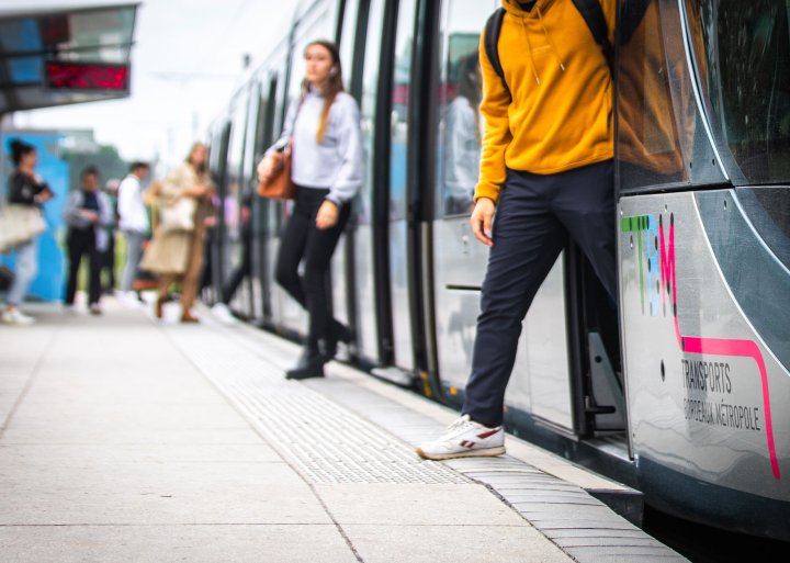 vue de deux personnes sortant du tramway