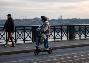 femme sur trottinette free floating