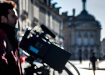 Vue d'un caméraman à Bordeaux dans le flou