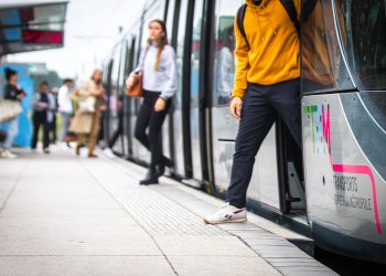 vue de deux personnes sortant du tramway