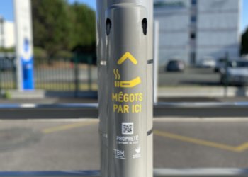 nouveau cendrier en situation sur un arrêt de tram