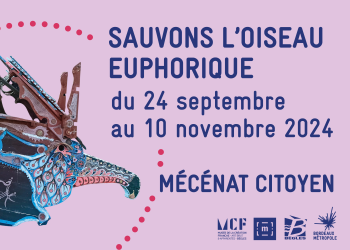 Affiche sauvons l'oiseau euphorique avec l'oeuvre sur un fond violet. Indique le titre et la date.