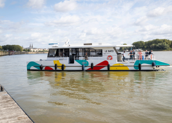 vue du nouveau bateau sur la Garonne avec des couleurs rouges bleues et jaune.