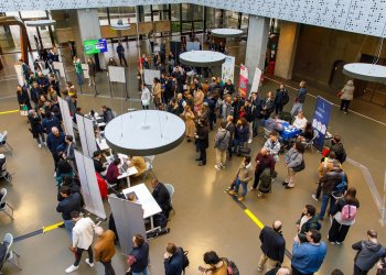 Vue d'un job dating avec des candidats et des employeurs qui se rencontrent.