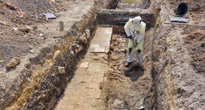 Vue de l’équipe du Service archéologie en cours de fouille. 