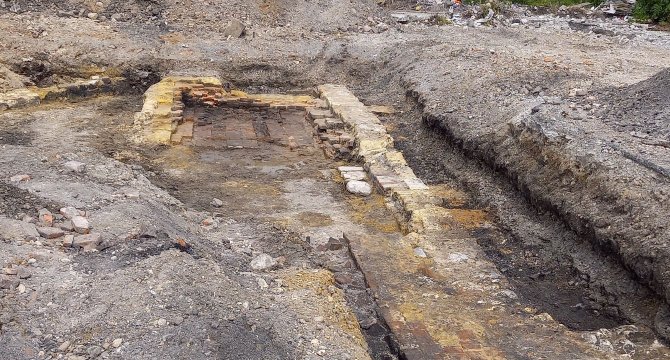 Vue des fours découverts dans la cour de l’ancienne caserne de la Benauge.