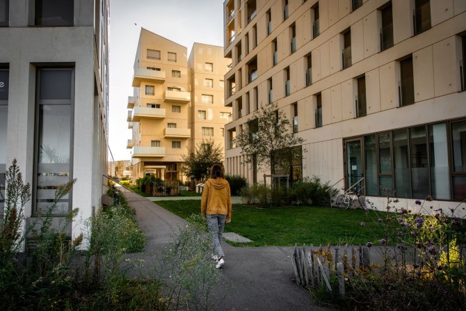 Visuel du quartier Brazza avec des constructions neuves et un piéton qui marche de dos