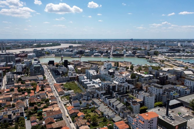 Vue du ciel du Bassins à Flot avec la place Adolphe Buscaillet et l'agglomération en fond