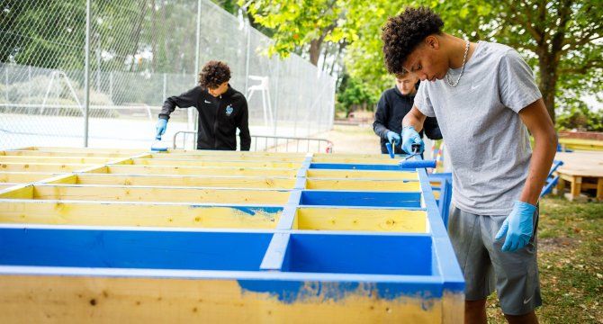 Chantier participatif de la guinguette du quartier Saige, juin 2024