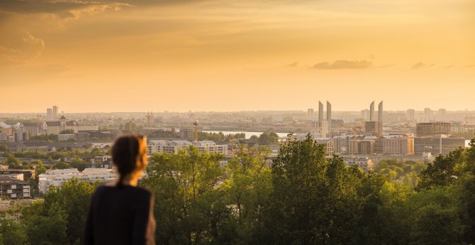 Personne regardant la Métropole d'un point de vue en hauteur